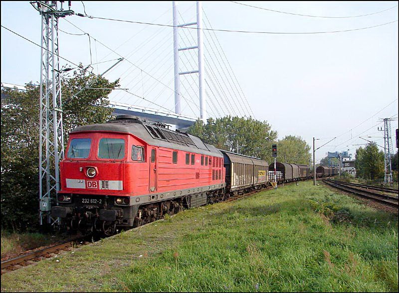 232 612-2 verlsst mit TEC45501 die Insel Rgen.  (Stralsund- Rgendamm am 18.10.06)