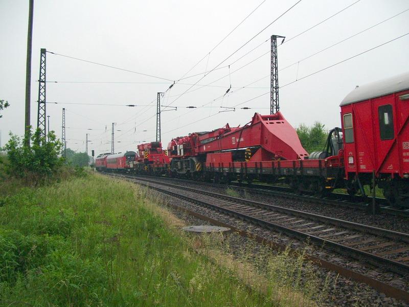 232 618 9 mit DB Netz Notfalltechnik im Schlepptau. Entstanden am 30.05.2005 in Lehndorf.