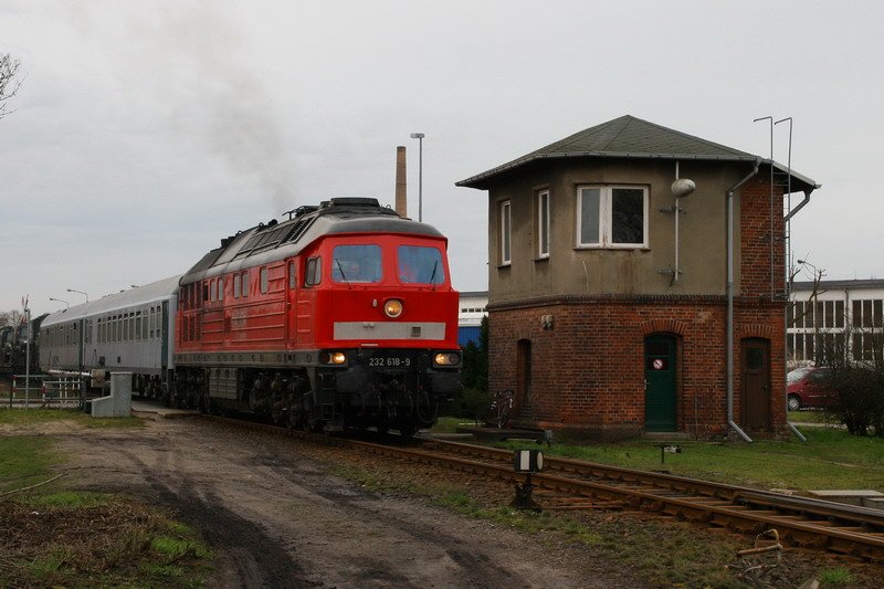 232 618 bei der Einfahrt in den Bf. Hagenow Stadt vorbei am Stellwerk. 03/2007