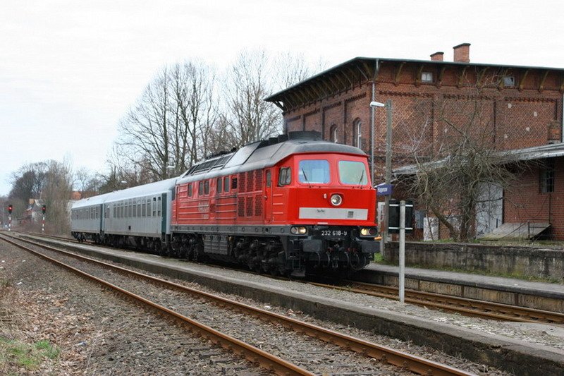 232 618 im Bf. Hagenow Stadt mit 2 Reisezugwagen. 03/2007