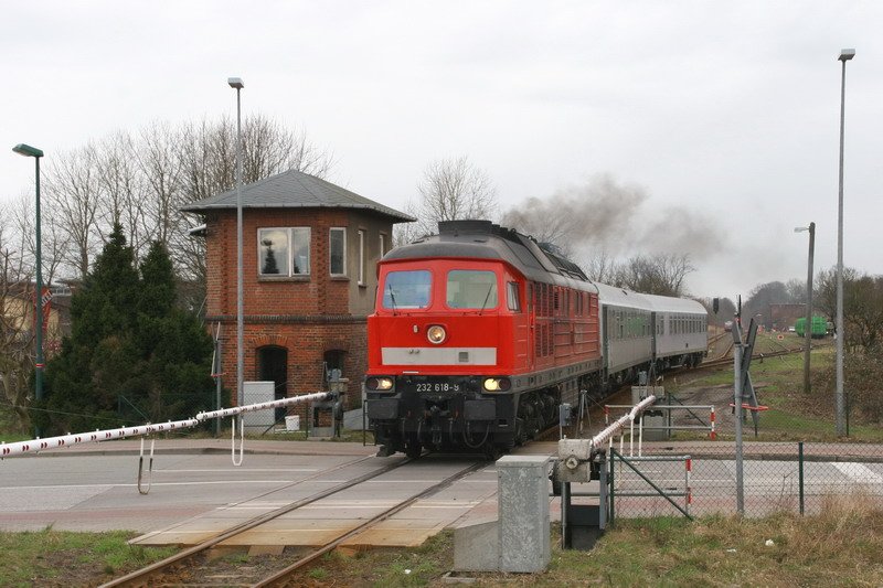 232 618 mit Personenwagen bei der Ausfahrt aus dem Bf. Hagenow Stadt vorbei am Stellwerk. 03/2007
