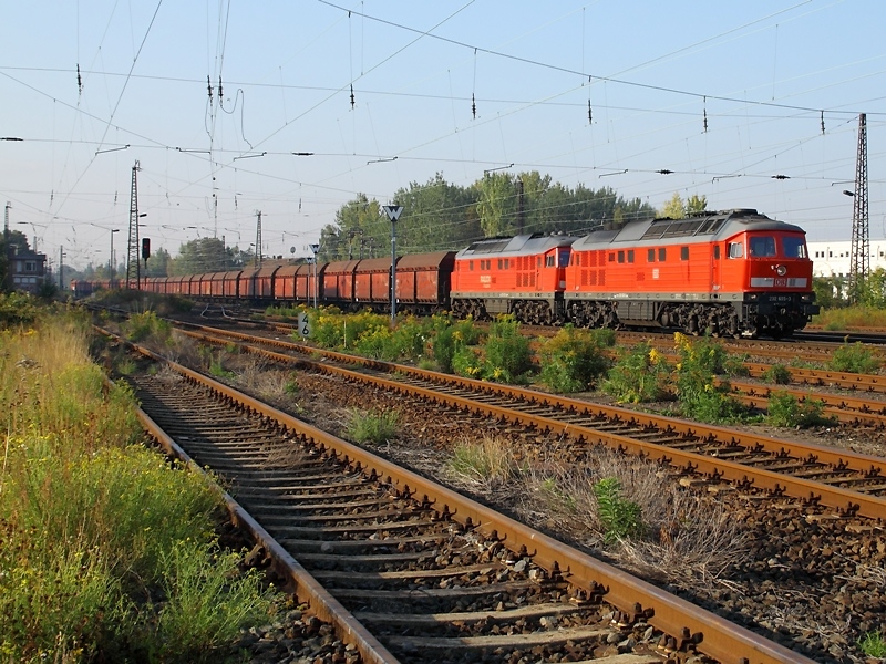 232 635-3 und 232 485-3 durchfahren am 26.9.2009 Leipzig-Schnefeld.