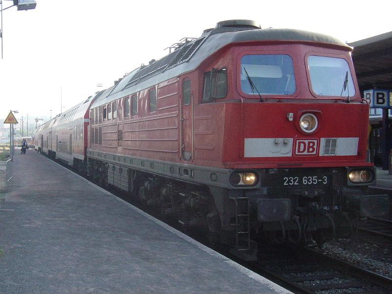 232 635-3 steht im Sommer 2004 mit drei DoStos im Bahnhof von Gera als RE Gttingen-Chemnitz zur Abfahrt bereit. Normalerweise fahren die Triebwagen der Reihe 612 (Regioswinger) diese Relation, im Sommer 2004 wurden diese allerdings aufgrund eines Risses in einer Achse alle zur Untersuchung in die Werke beordert.
