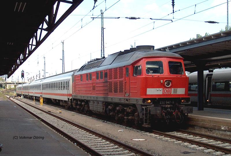 232 647 eine ex Reichsbahn-Gterzuglok russischer Bauart bringt den InterCity 1565 von Nrnberg nach Dresden weil nach der Baureihe 605 nun auch die 612er wegen technischer Probleme zurckgezogen wurden; DD-Hbf, 15.08.2004
