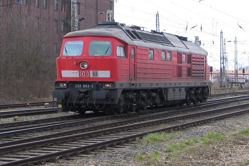 232 663 beim umlaufen im Bf. Bad Kleinen. Im hinteren Bereich der Lok sind andere Klappen eingebaut die den Ger�uschpegel etwas senken. 02/2007