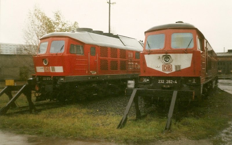 232 670(links) und 232 282(rechts) warteten im November 1998 im Bw Berlin Pankow auf neue Aufgaben.