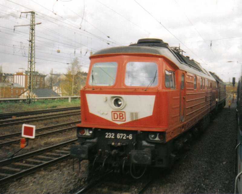 232 672-6 und eine Schwestermaschiene durchfuhren das Gleisvorfeld des Chemnitzer Hbf. Bild von Oktober '98.