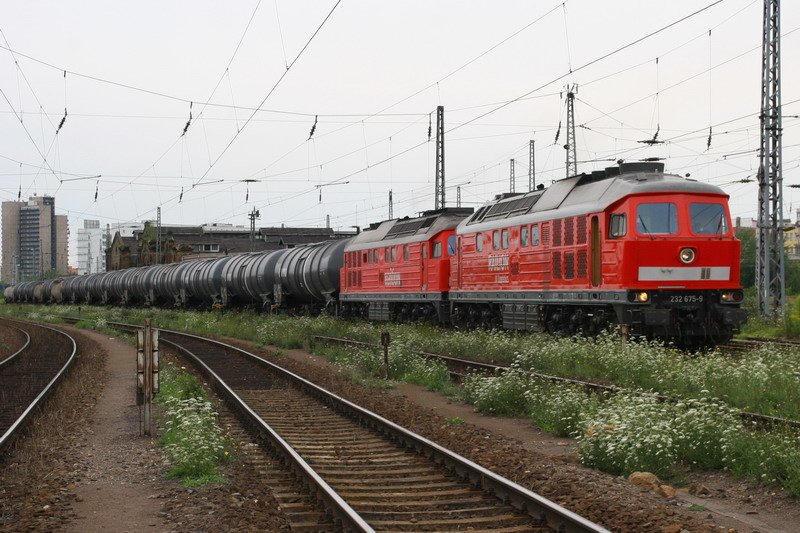 232 675 und 232 195 ziehen einen Kesselwagenzug durch Halle/S. 23.07.2007