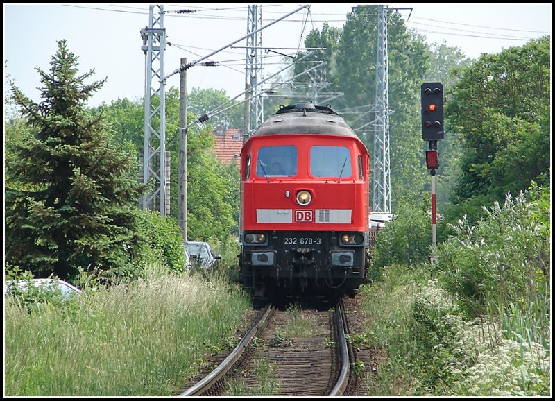 232 678 mit einem kurzem GZ auf dem Weg zum Rostocker Seehafen. 25.05.07