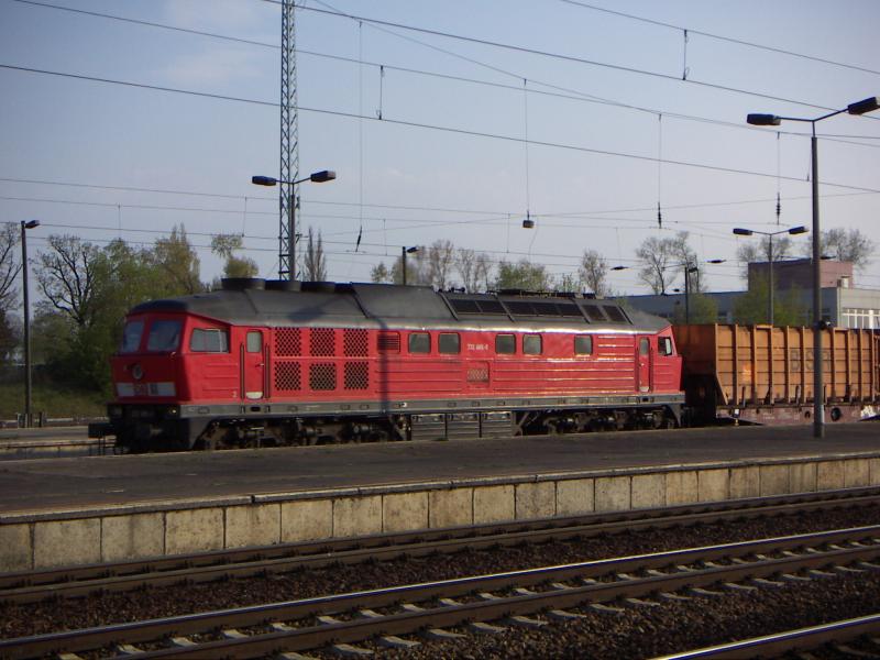232 685-8 durchfhrt Berlin Schnefeld Flughafen mit einem BSR Mllzug am 26.4.05