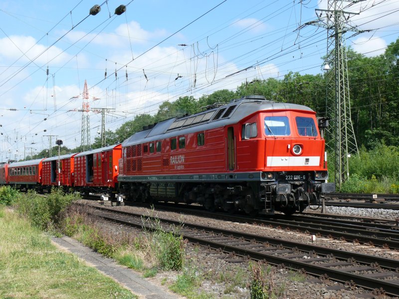 232 686-6 bringt diesen Hilfszug der DB AG Notfalltechnik nach Kln-Gremberg. Am Zugende hngt die 145 038 mit aufgebockter Vorderachse. Aufgenommen am 04/07/2009.