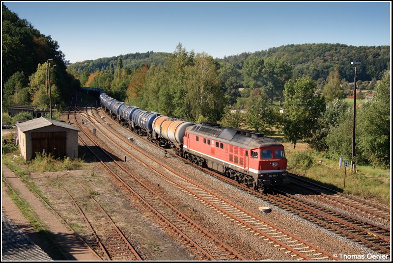 232 690 - begehrtes Objekt vieler Fotografen, da letzte 232 in altem Farbschema - fhrt am 24.09.07 mit einem vollen Spritzug aus Dbeln in Nossen ein.