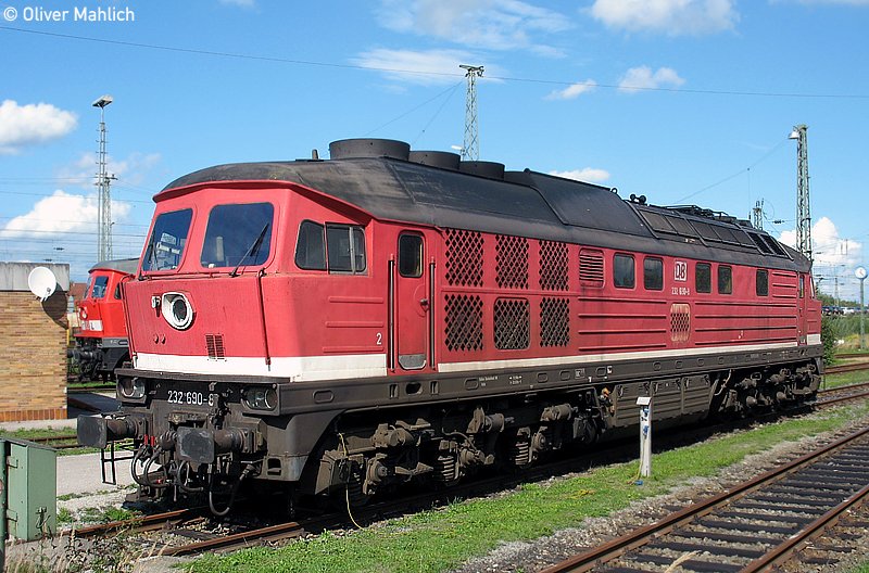 232 690, derzeit letzte 232 im Bestand der DB, in DR-Farbschema. Das Foto zeigt die begehrte Maschine am 4. September 2006 zur Mittagszeit in Landshut.