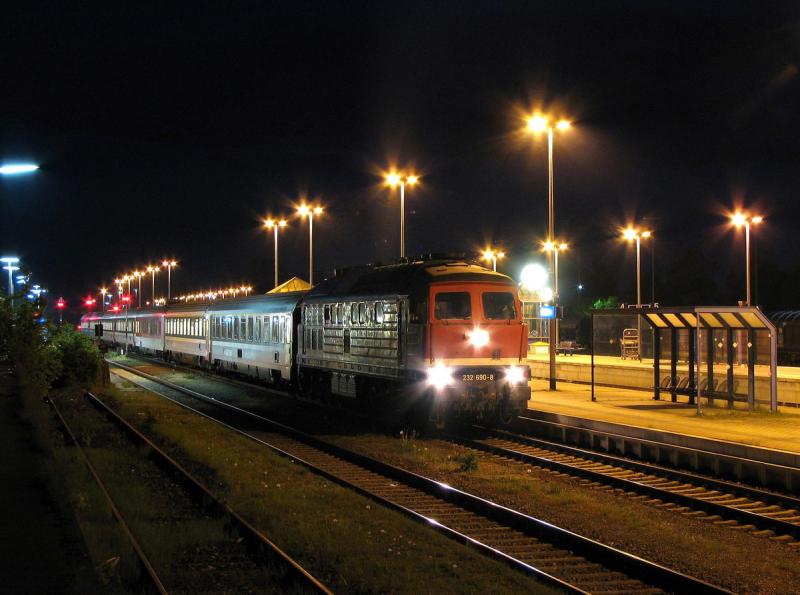 232 690 mit EC 197 in Buchloe (14.05.2006)