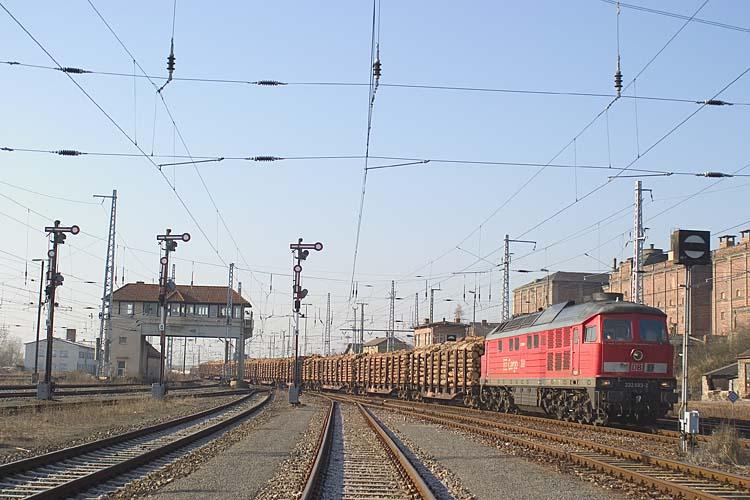 232 693 fhrt am Befehlsstellwerk Sb einen mit Holz beladenen Ganzzug in den Bahnhof Sangerhausen.