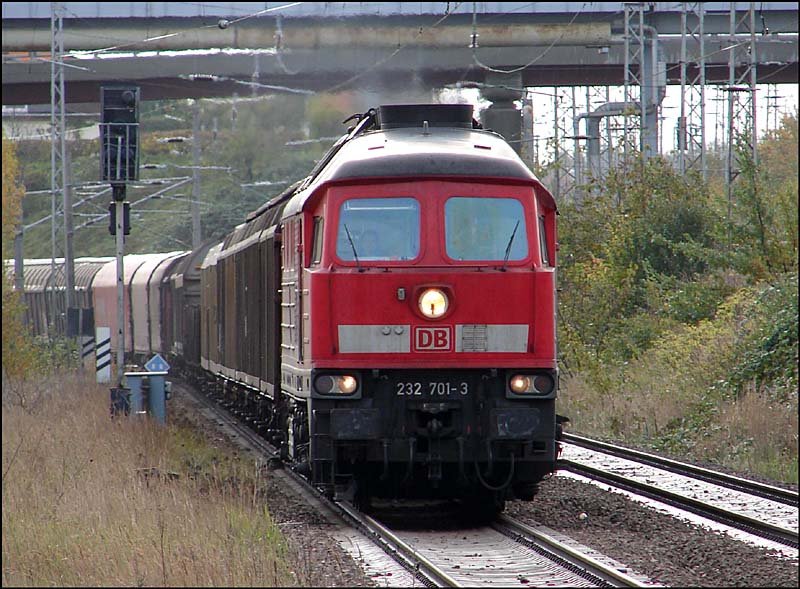 232 701-3 mit TEC45501 vor der Einfahrt in den Hbf Stralsund.  (am 04.11.06) 