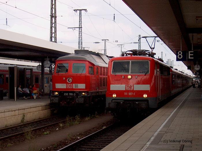232 701 neben 111 187 mit RE 20322 nach Frankfurt (N�rnberg, 29.07.03) 