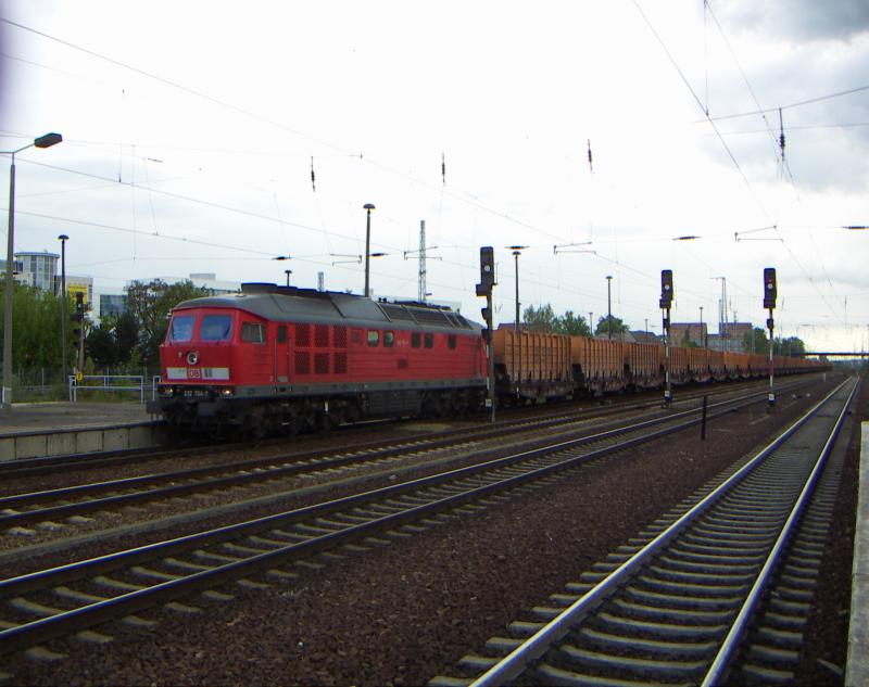 232 704-7 durch fhrt mit dem BSR Mllzug Berlin Schnefeld Flughafen am 9.5.05