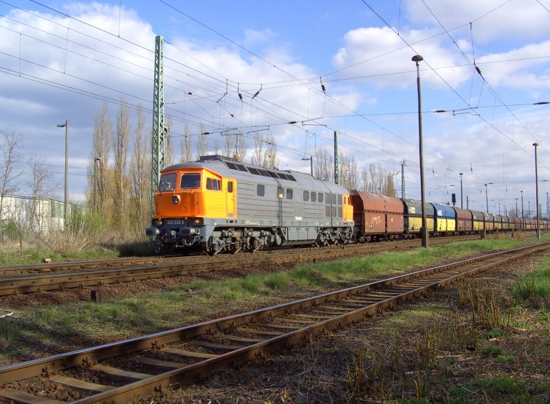 232 850-8 am 20.04.2008 bei der Ausfahrt aus dem Bahnhof Guben