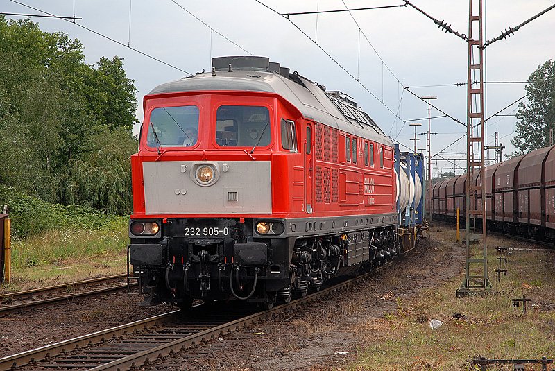 232 905 fhrt mit einem Containerzug in Duisburg Ruhrort ein. 08.08.2007