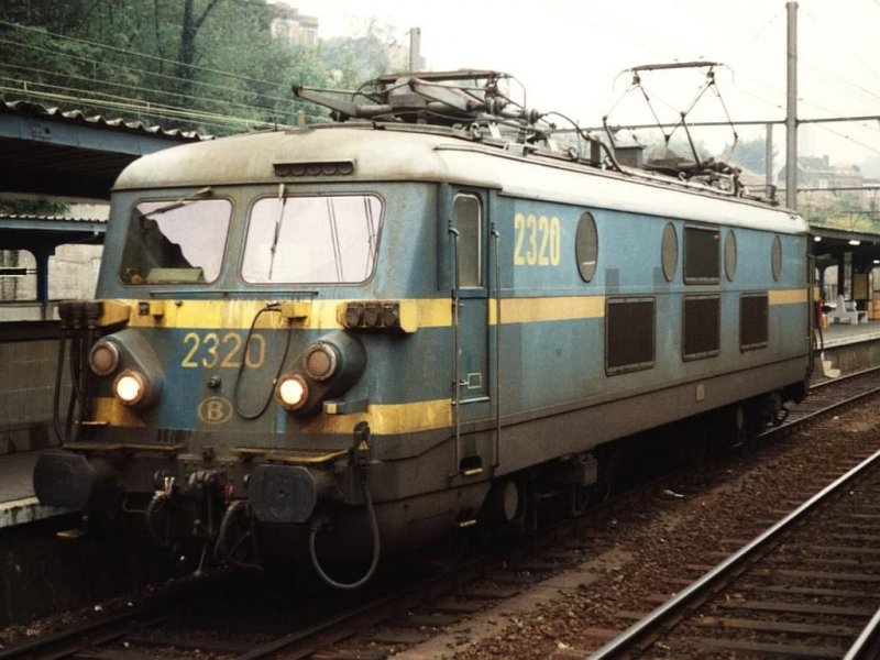 2320 auf Bahnhof Lige Guillemins am 25-10-1993. Bild und scan: Date Jan de Vries.