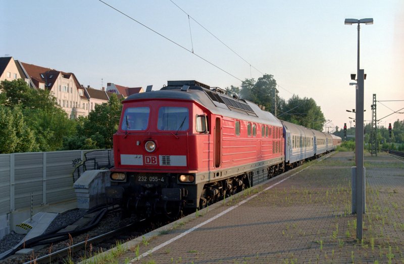 232055 mit dem D320 am 19. Juni 2007 bei Berlin Charlottenburg. Hinweise: eingescanntes Negativ