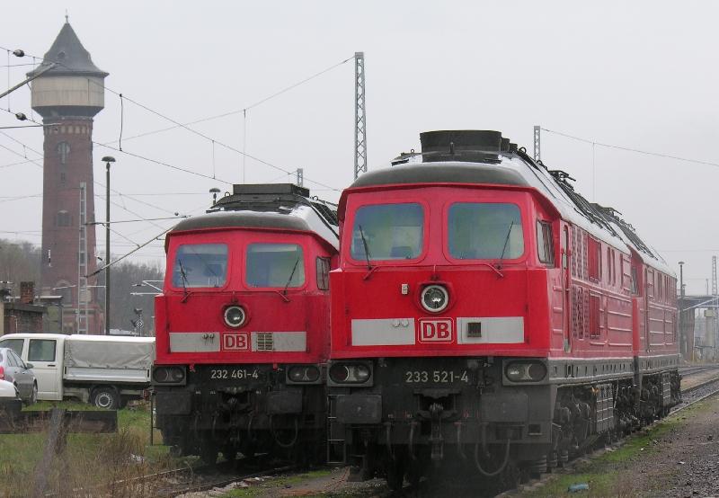 232461 und 233521 am 08.04.05 in Wustermark Rbf. Im Hintergrund der Wasserturm