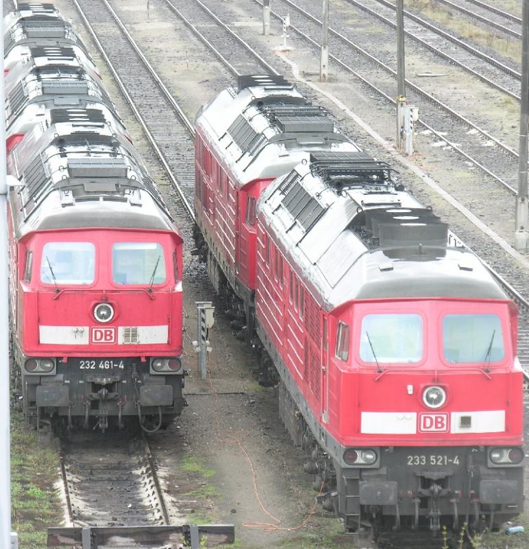 232461 und 233521 sowie 3 weitere Kraftpakete am 08.04.2005 in Wustermark Rbf wie man sie vom Stellwerk Rs IV aus sieht. Das Stellwerk ist allerdings auer Betrieb.
