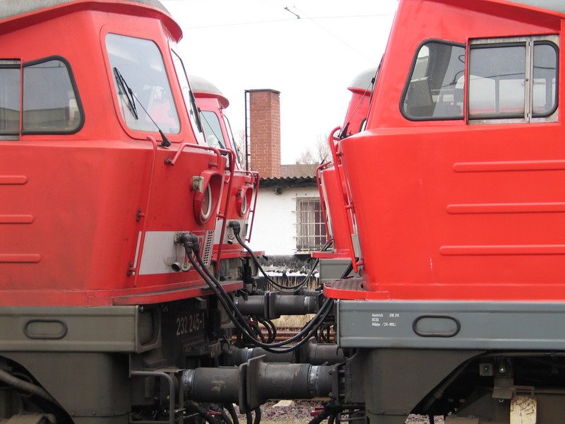 232er im doppelten Doppelpack stehen in Wismar am Bahnsteig. 26.03.2009 