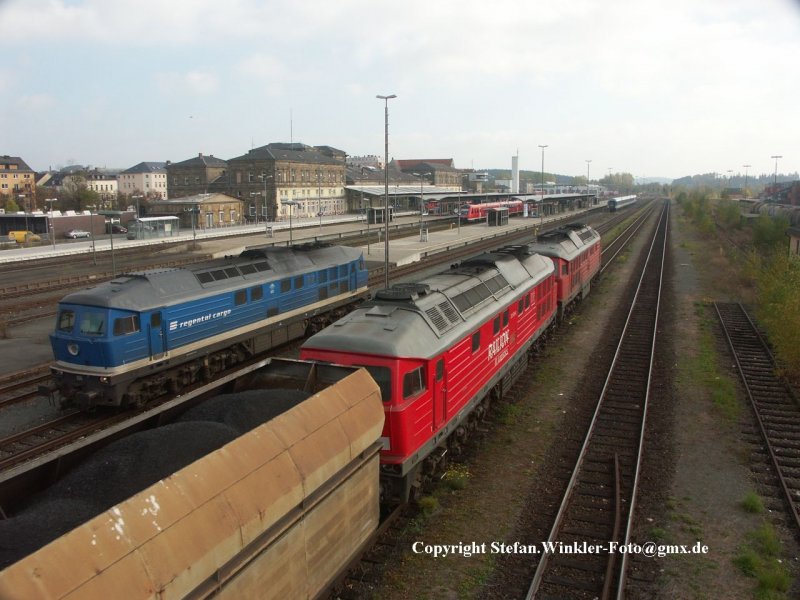 232er Treffe in Hof, Oktober 2007. Links Regental D 06, rechts fahren 2 DB 232er mit einem Gag (Kohle) ein. Hinten steht der neue Arriva-Express mit BR 223, der Personalschulung absolvierte.
Ach ja, ich weiss dass das Copyright strt. Ich sehe das anders, es schtzt meine Rechte als Urheber. Das wre unntig, wenn nicht fleissig geklaut wrde...