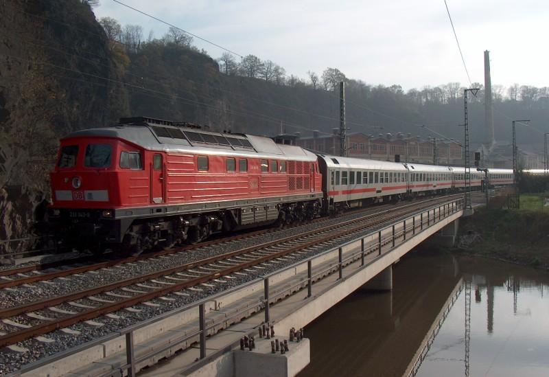 233 043-9 brummt im letzten Tageslicht mit IC 1567 am 11.11.04 durch den Plauenschen Grund nahe Dresden.