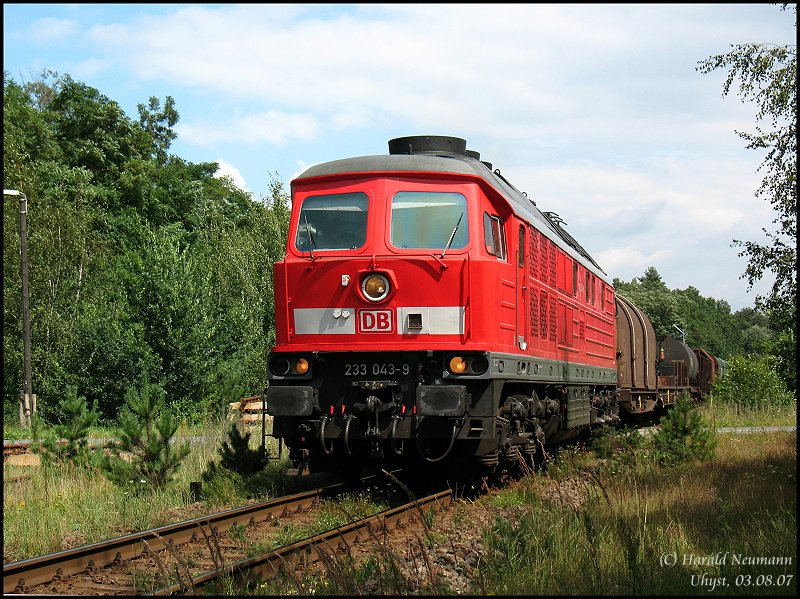 233 043 kommt mit einem Gterzug in den Bf Uhyst gesaust, 03.08.07