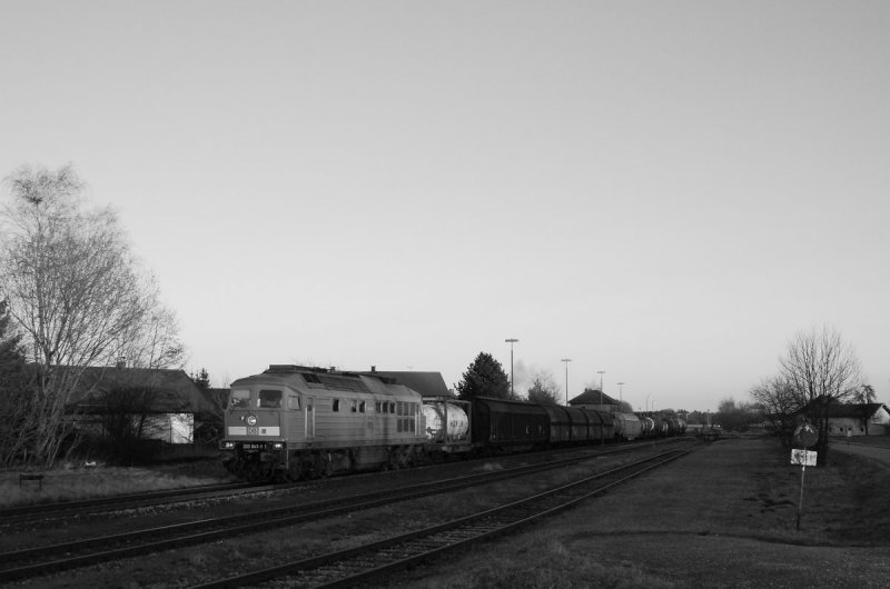 233 043 mit FZ 56518 in Pirach (09.02.2007)