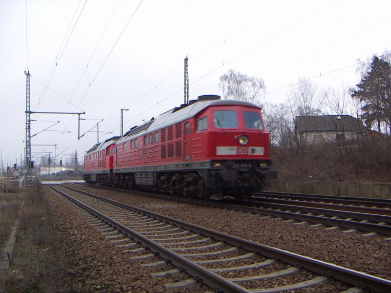 233 076-9 und 233 662-6 kurz hinter Werder/Havel am 23.3.05