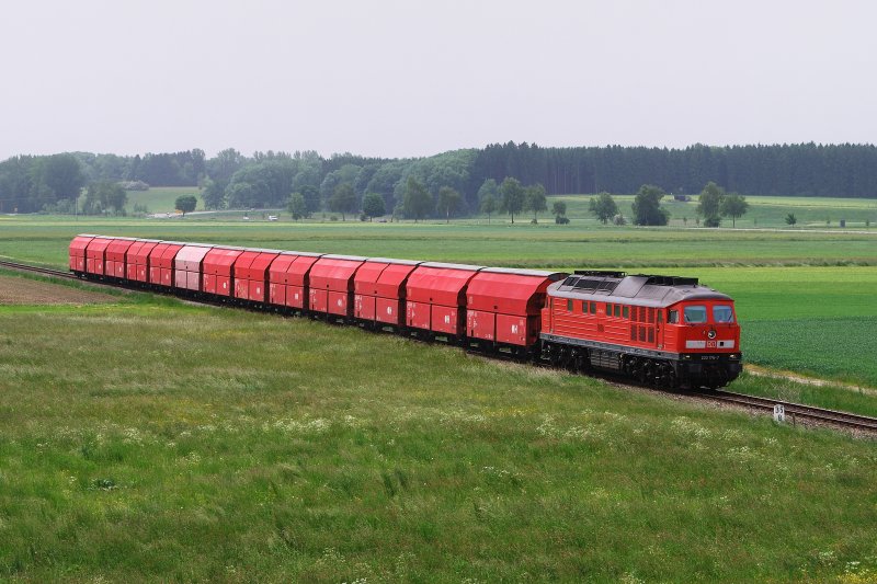 233 176 mit einem Schlackezug vor Ettringen (28.05.2008)