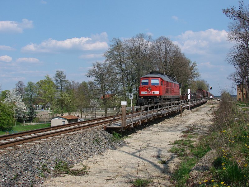 233 217-9 am 27.04.2008 mit einem Gterzug in Richtung Hoyerswerda in Horka am Abzweig Srichen