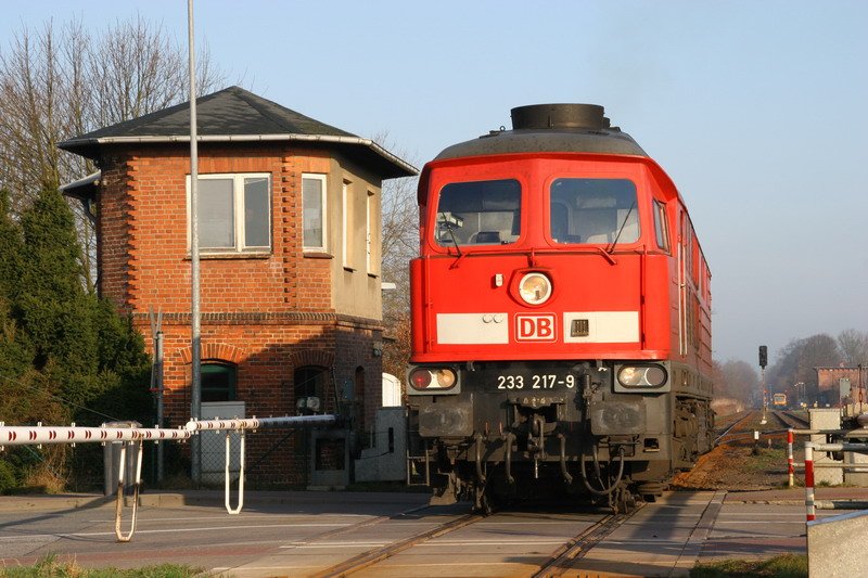 233 217 beim umlaufen am Stellwerk Hagenow Stadt. 03/2007