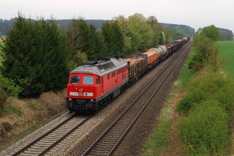 233 233 mit dem Arlbergumleiter IKS 45191 vor Schwabhausen (28.04.2009)