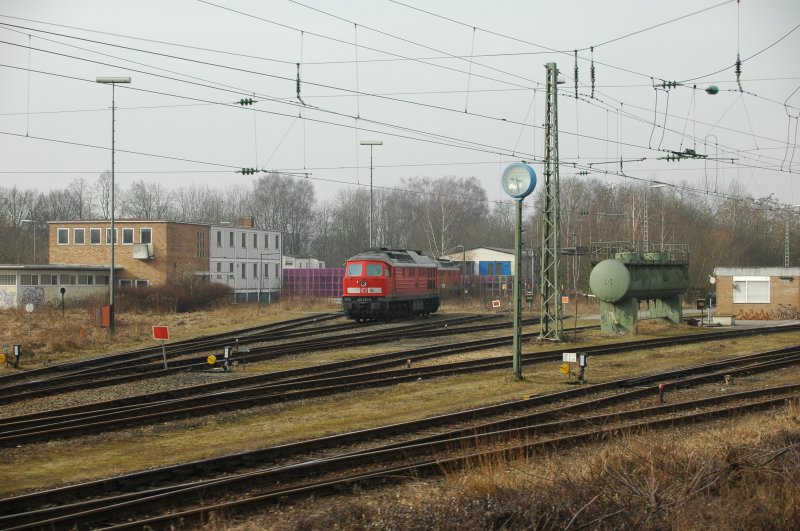 233 233 steht einsam am 14.03.09 in Landshut, geknipst aus dem ALEX nach Regensburg