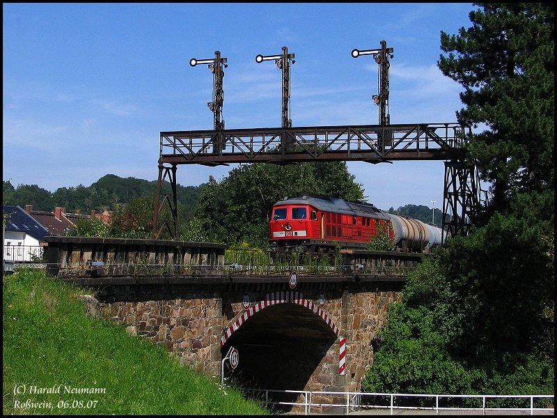 233 285 wartet mit einem Kesselzug im Bf Rowein in Sachsen auf Weiterfahrt nach Dbeln. Nach Eintreffen des Gegenzuges - RB Leipzig - Nossen - geht die Fahrt weiter. 06.08.07