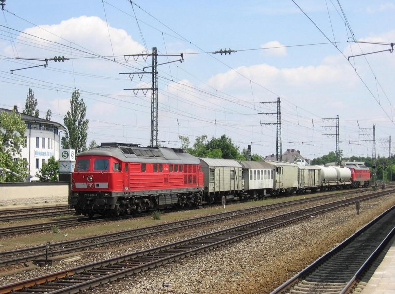 233 288 und 233 709 mit Unkraut-Spritzzug in Mnchen Pasing (10.06.2006)
