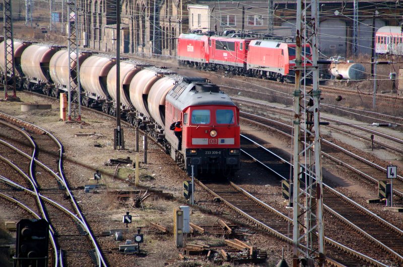 233 306 steht am 21.03.09 mit einem Gterzug im Rbf Halle(S).