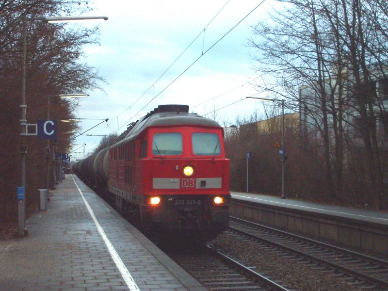 233 321-9 beschleunigte ihren leeren ler-Ganzzug am 30.12.07 im Bahnhof Poing. 