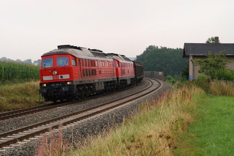233 451 und 232 589 mit FIR 51711 bei Herlasgr�n (22.08.2009)