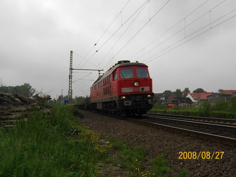 233 476-7 fhrt mit einem IKE nach Lbeck-Travemnde-Skandinavienkai kurz nach der Durchfahrt in Reinfeld (Holst.) weiter Richtung Lbeck. 27.08.08.