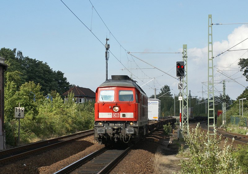233 478-7 durchfhrt am 13.09.2008 mit einem Gterzug den Bahnhof von Bad Oldesloe.
