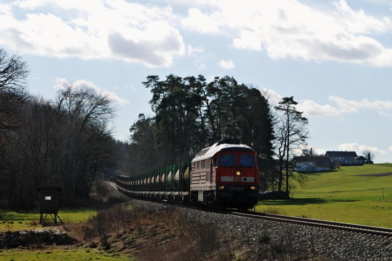 233 486 mit dem Mllzug nach Traunstein, beim Bslhusl (09.02.2007)