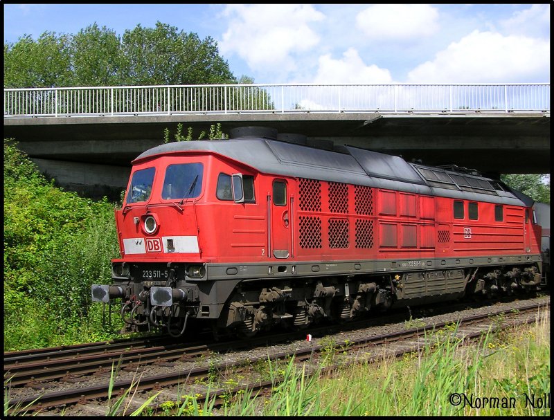 233 511-5 bei der Ausfahrt mit Ihrem Kesselwagenzug von der Raffinerie Wilhelmshaven �ber's Industriegleis.31-07-2009