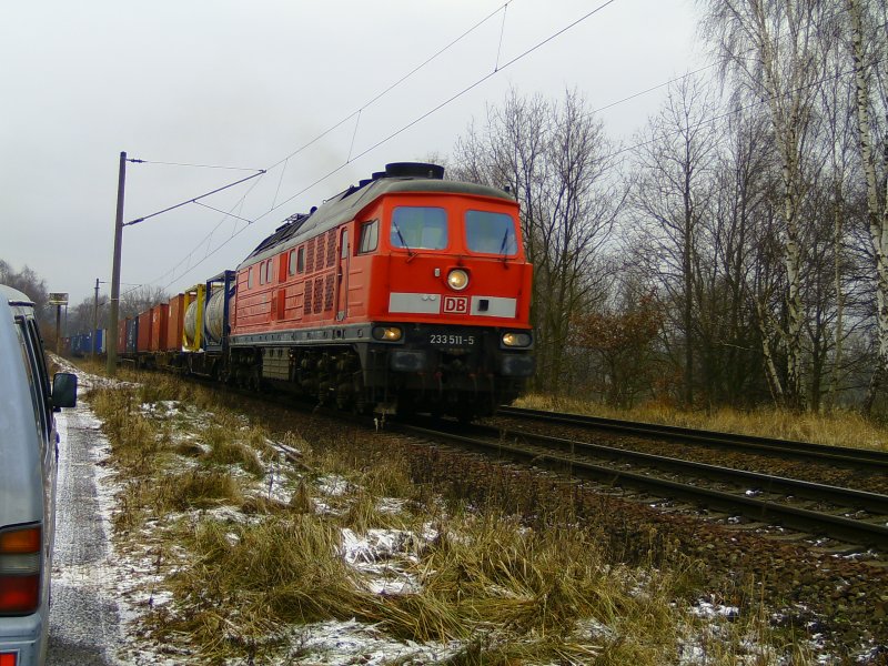 233 511 - 5 fhrt mit einem Gterzug in Richtung Rangierbahnhof Alte Sderelbe. Aufgenommen am 09.01.2009 an der Hafenbahn in Hamburg - Moorburg.