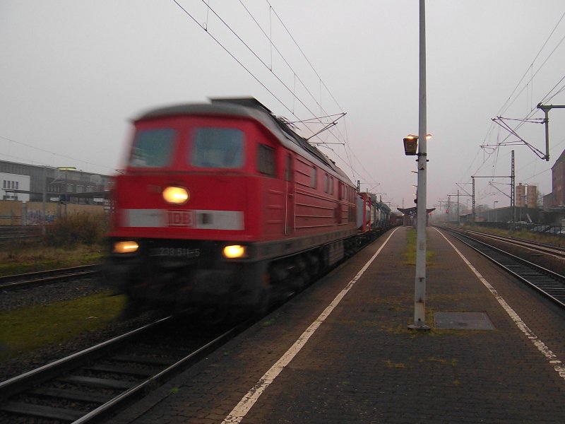 233 511-5 fhrt am 6.12.08 mit FZT 53601 nach Maschen Rbf bei der Durchfahrt in Bad Oldesloe.